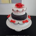 https://madelainedreamcake.com/2013/11/01/red-black-birthdaycake/